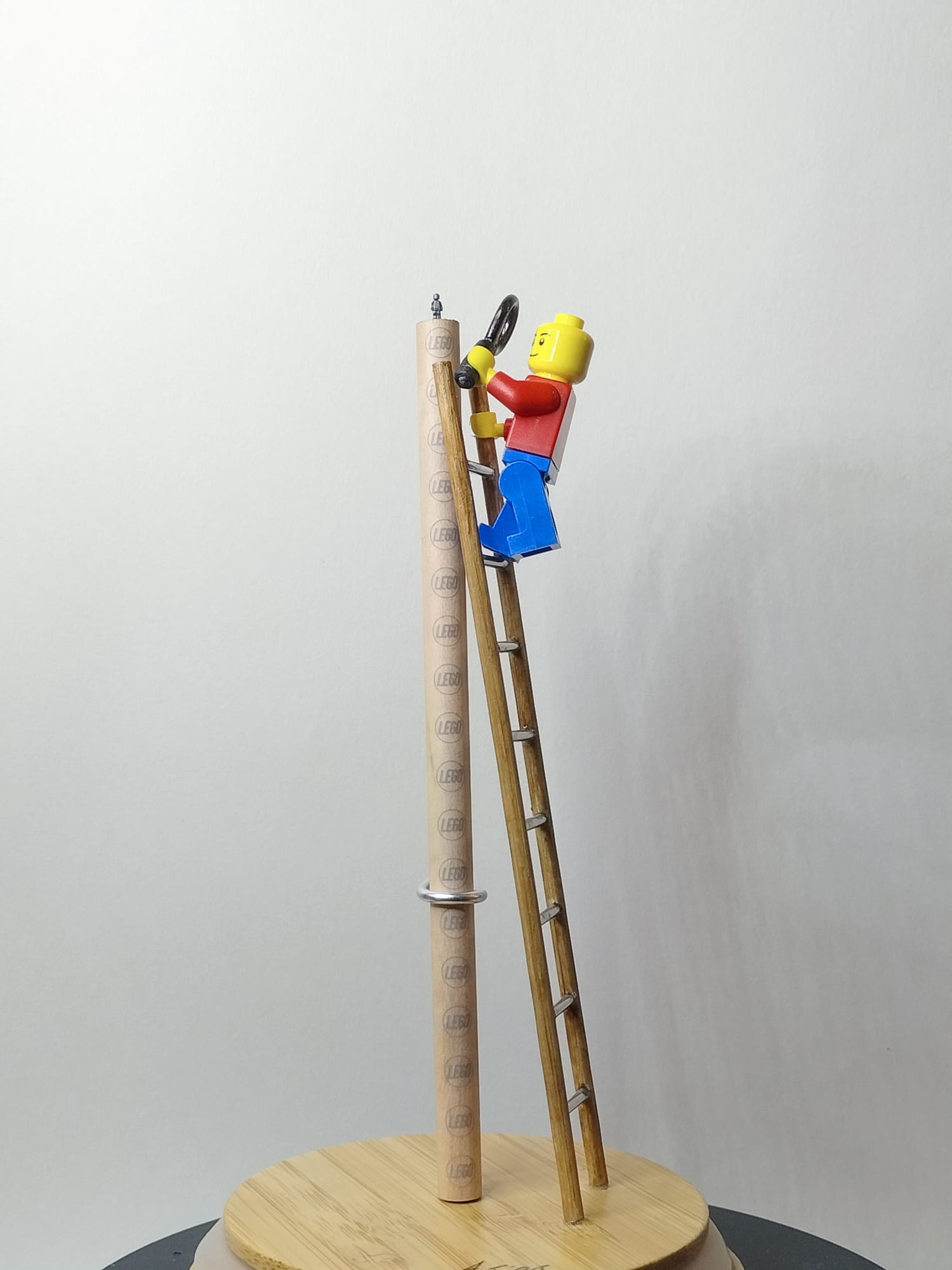 Omino Lego con Lego — microescultura en mina de lápiz | Art'eo