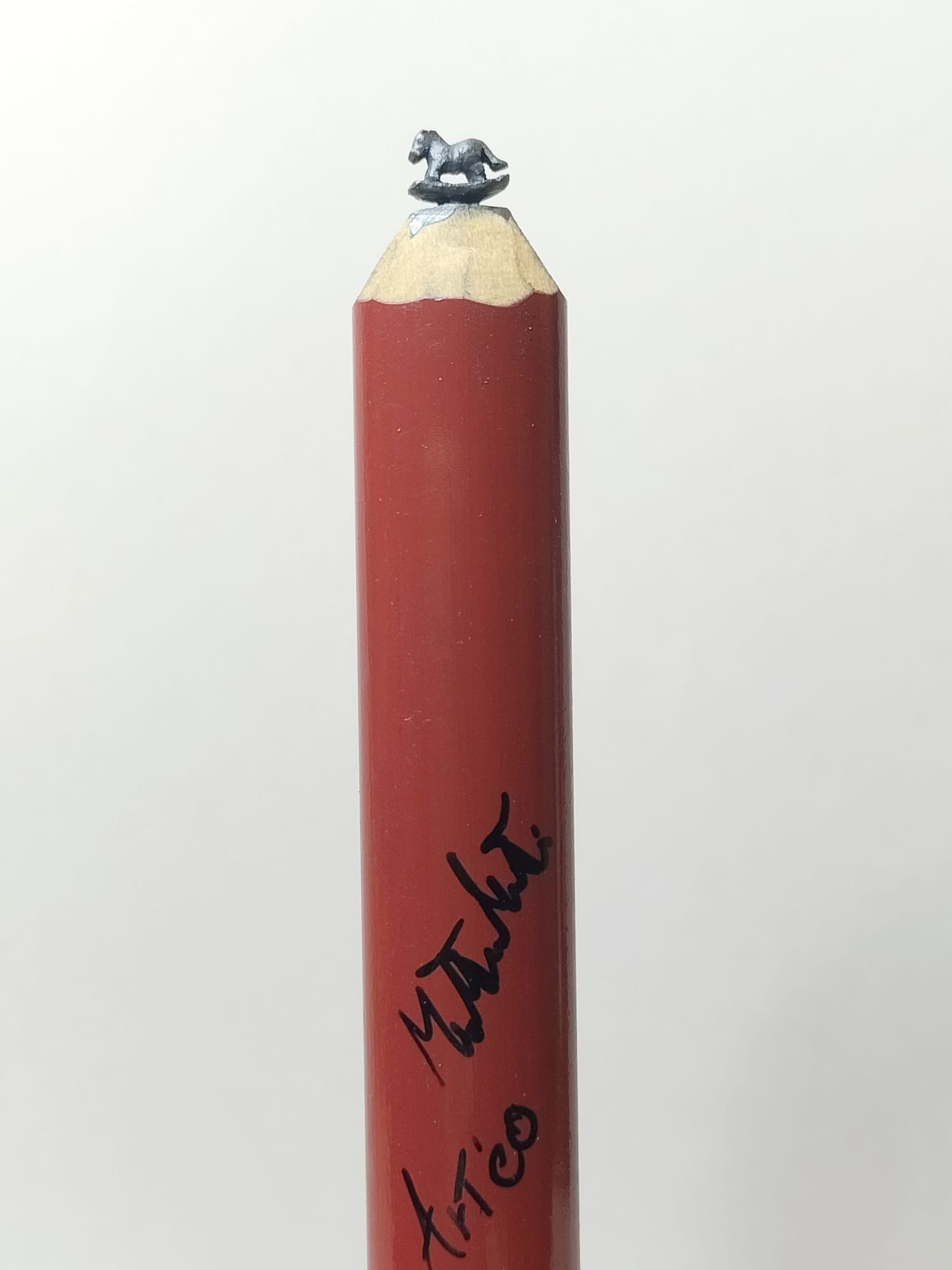 Cavalluccio a dondolo — pencil-lead microsculpture | Art’eo