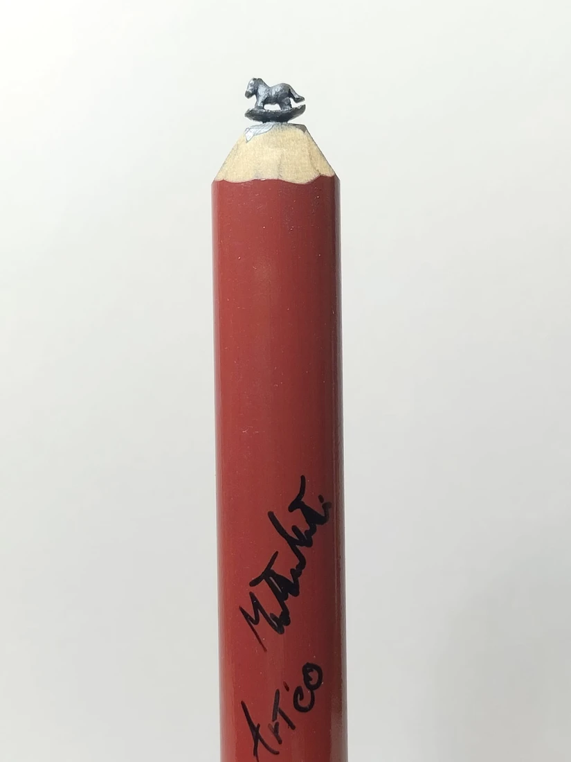 Cavalluccio a dondolo — pencil-lead microsculpture | Art’eo
