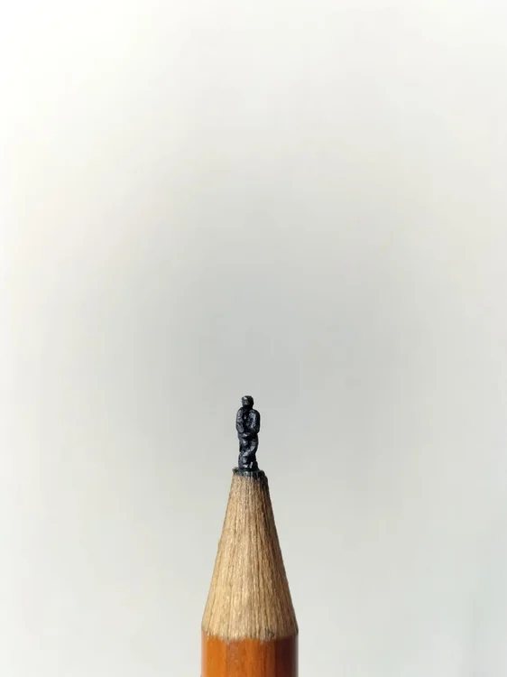 Il timido – microscultura su matita | Art’eo