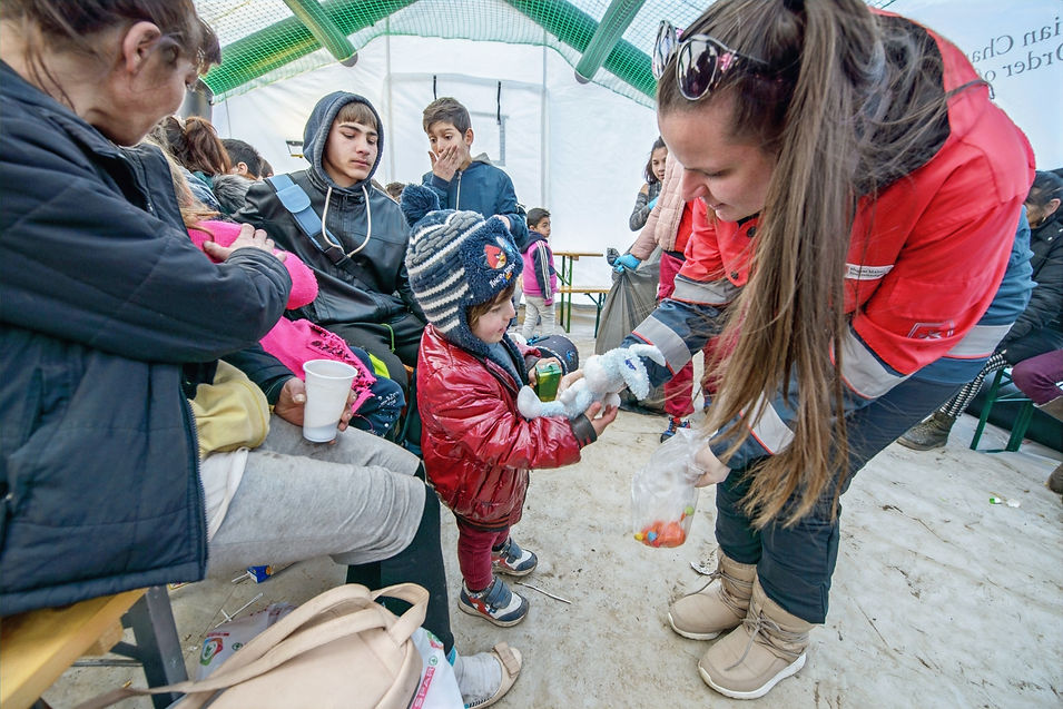 Hilfe_für_die_Menschen_in_der_Ukraine_und_auf_der_Flucht_122215_edited.jpg