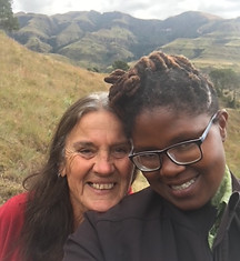 Vera Ann, proprietaria di Karma Backpackers, e Zee Ndaba, guida escursionistica