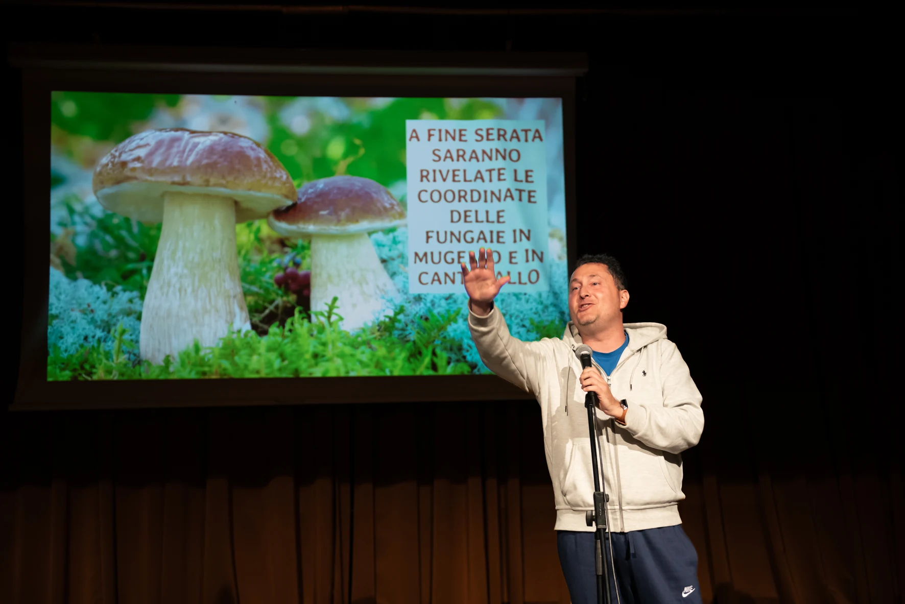 Nicolò Oppicelli al microfono durante una presentazione sui funghi