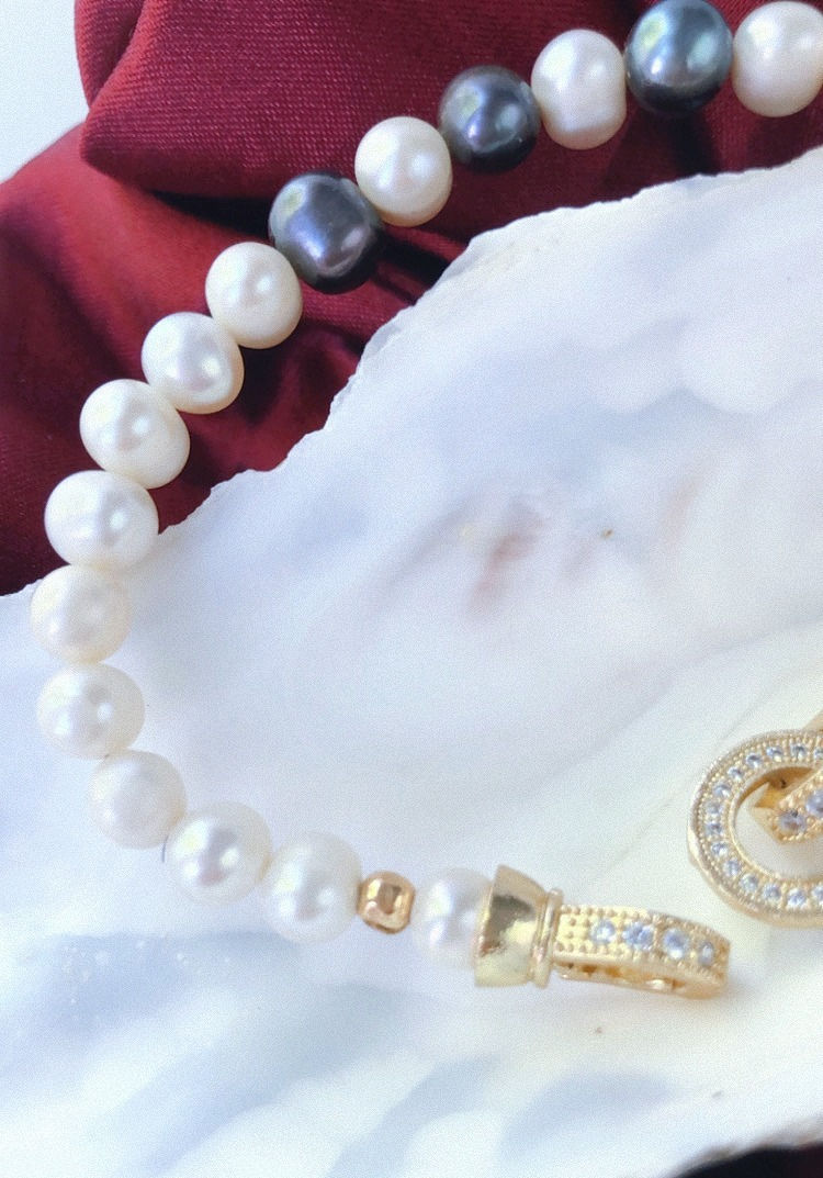 Thumbnail: Louis Black&White Pearl Bracelet
