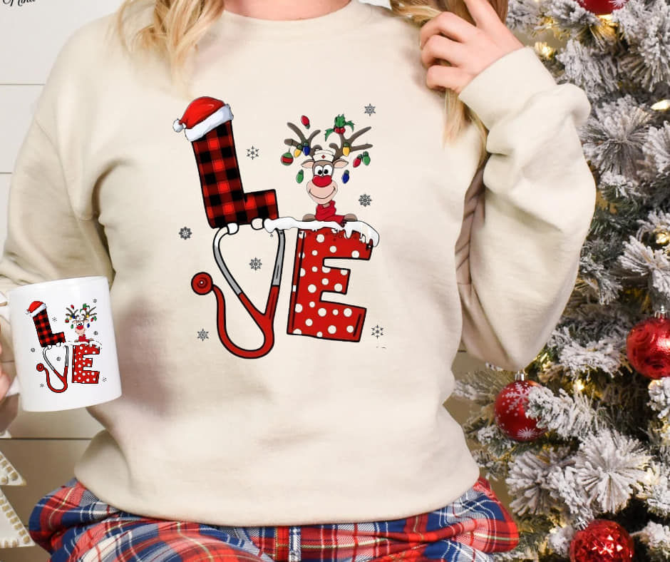 Božični pulover “LOVE” – popolna kombinacija prazničnega veselja in srčne toplin