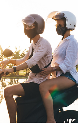Couple à moto avec casque et masque près des rizières à Bali