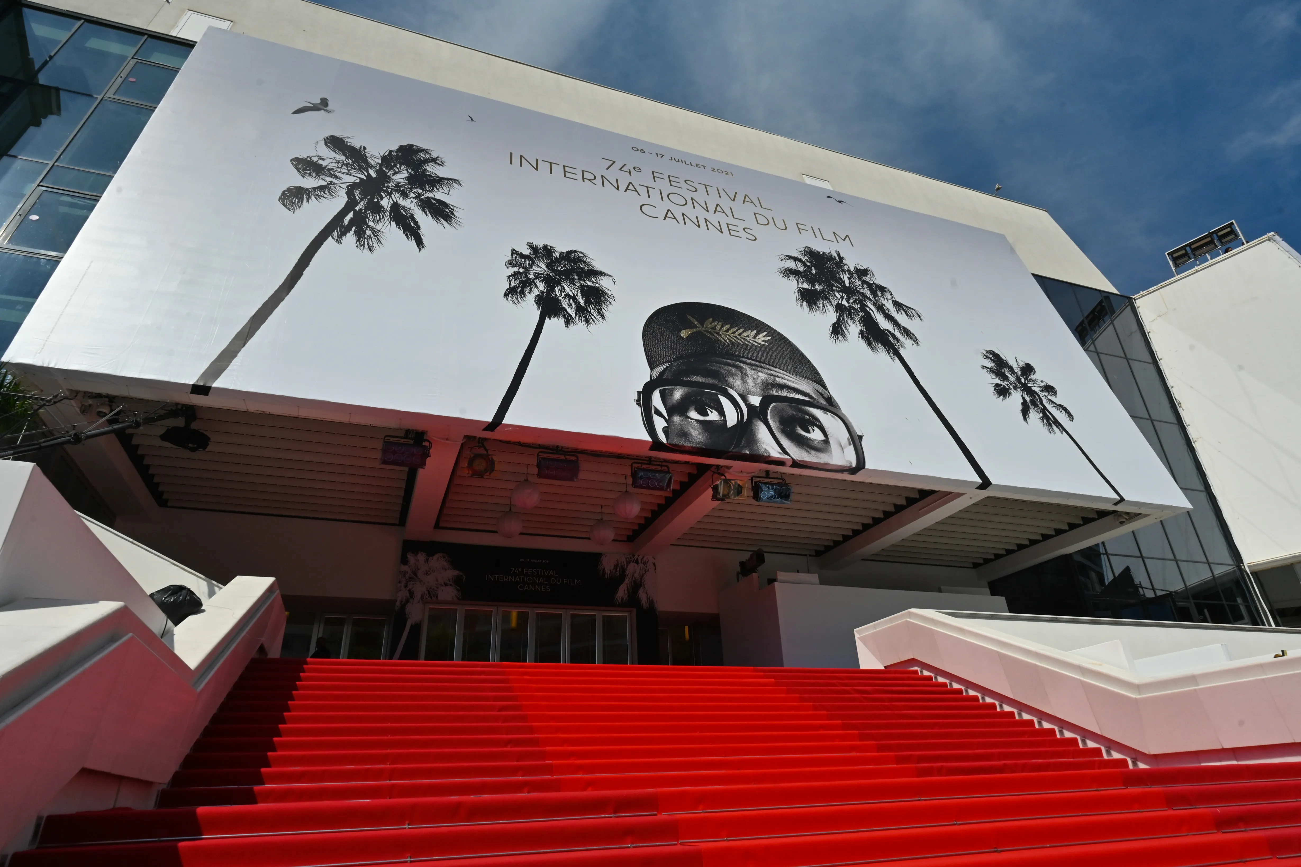 Cannes Red Carpet – Walk on the legendary red carpet at the Palais des Festivals, the heart of the Cannes Film Festival.
