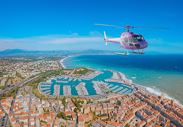Hélicoptère en vol privé au-dessus de la Côte d’Azur entre Nice, Cannes et Monaco, illustrant un circuit touristique de luxe avec vue panoramique sur la mer Méditerranée. Cette activité exclusive de transport aérien permet de découvrir la French Riviera lors d’un tour en hélicoptère inoubliable, idéal pour les voyageurs en quête d’expérience haut de gamme et privée.