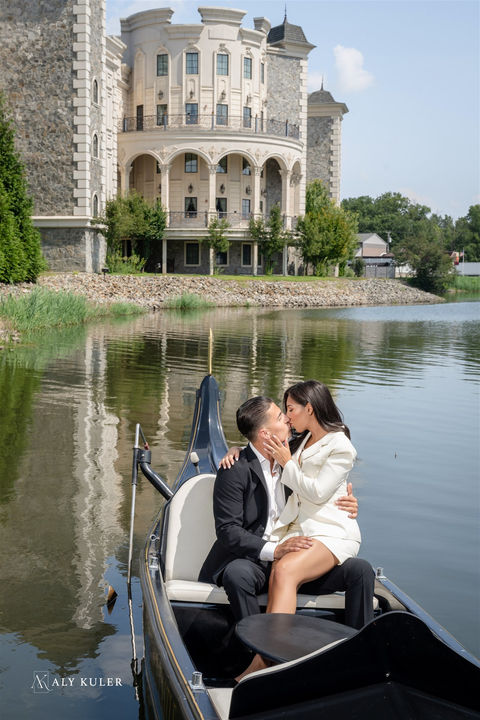Couples photoshoot in a gondola