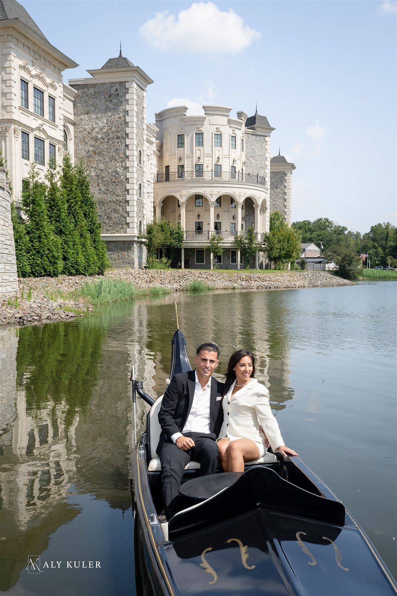 Couples photoshoot in a gondola