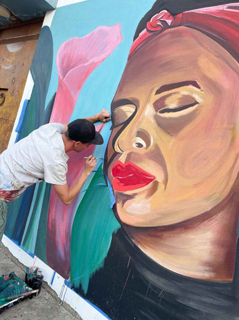 ZjanArt malt Frau mit Blumen Wandbild live in Mexiko