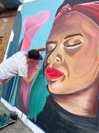 ZjanArt malt Frau mit Blumen Wandbild live in Mexiko