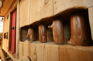 temple boudhiste avec moulins à prières en bois