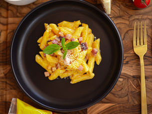 Massa penne com bacon e queijo cheddar! 