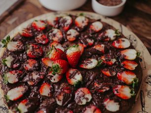 Pizza de chocolate com morangos frescos