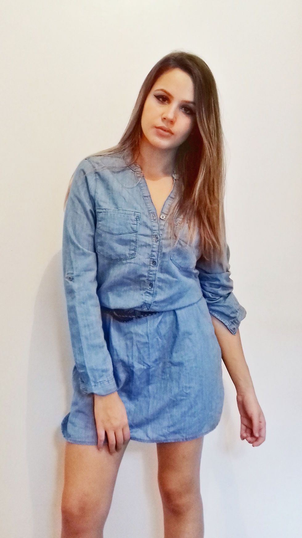Vestido Jeans e sinto de couro.