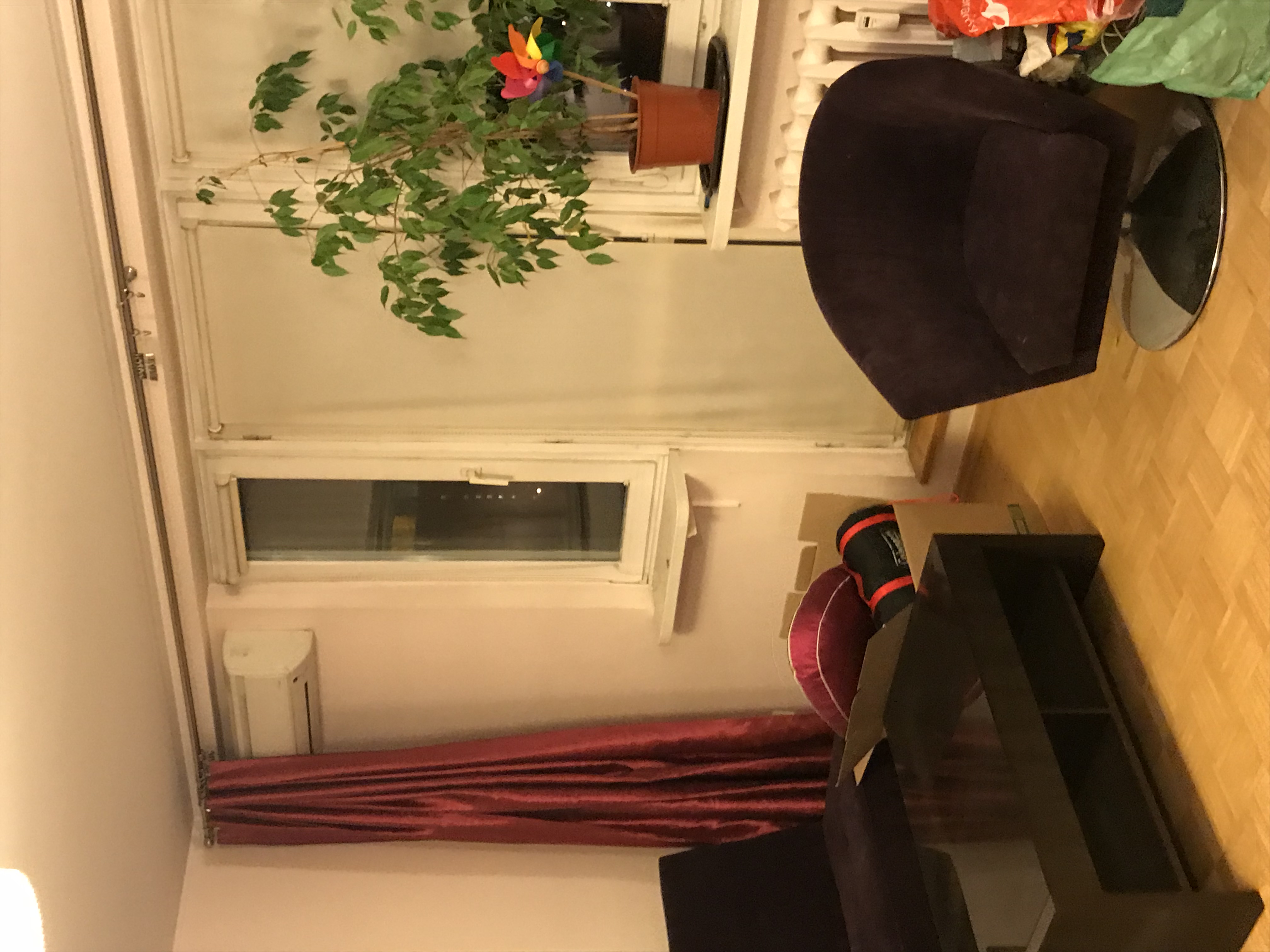 widok na okno balkonowe w pokoju