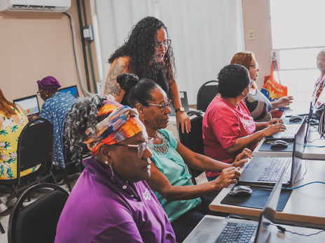 Movimento de Mulheres promove inclusão digital para idosos em SG
