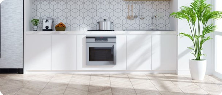 Un four encastrable dans une cuisine blanche
