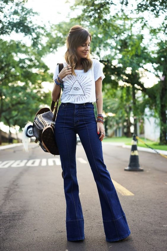 Calça Jeans Flare Look com camiseta