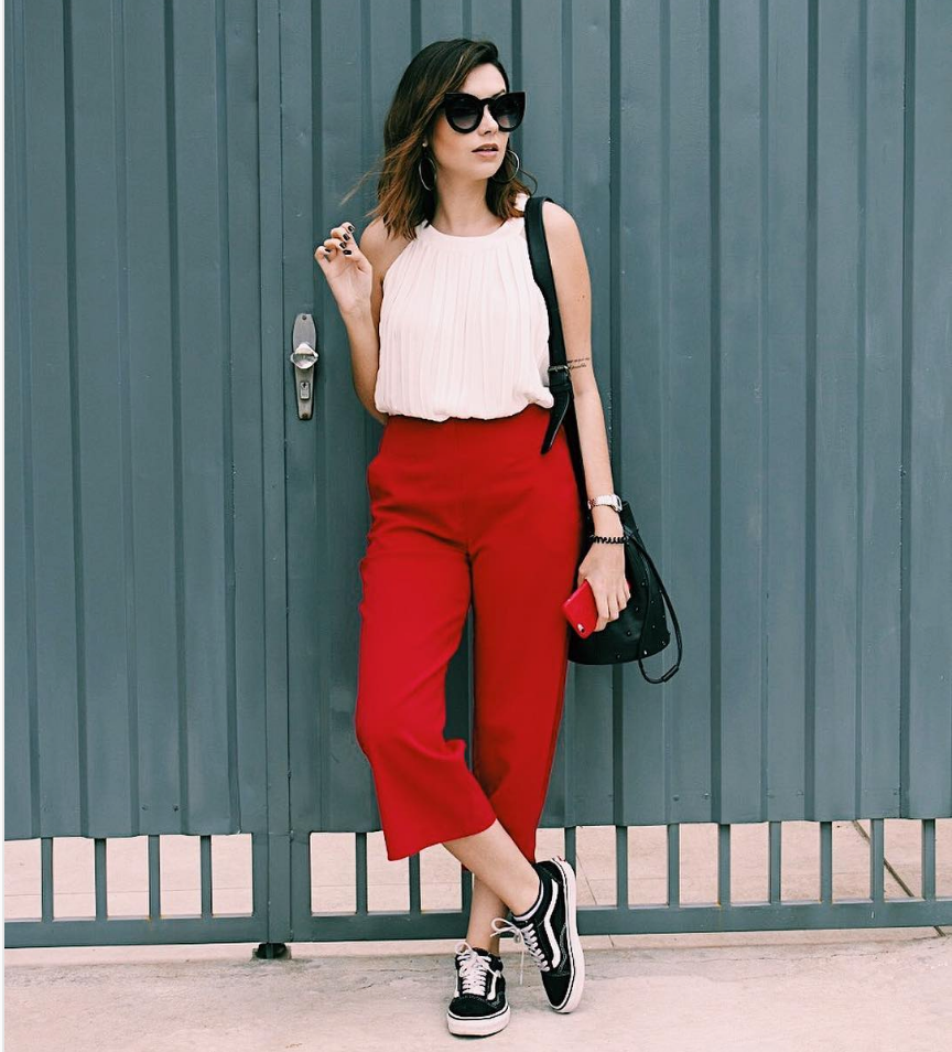Tendência Calça vermelha com blusinha e bolsa