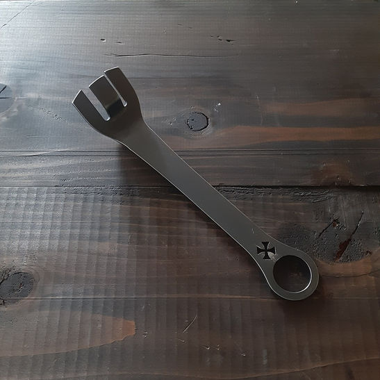 キャンプ用黒皮鉄製ディッシュ型フライパン用ハンドルが単体で置かれている様子