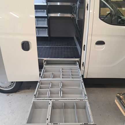 Maxus eDeliver3 Doppelter Boden und Regal Botec Fahrzeugeinrichtungen