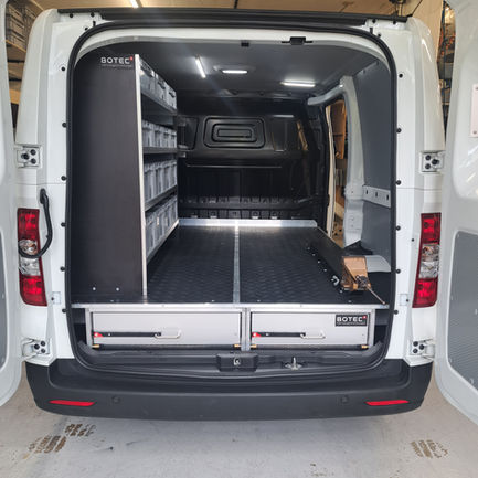 Maxus eDeliver3 Doppelter Boden und Regal Botec Fahrzeugeinrichtungen