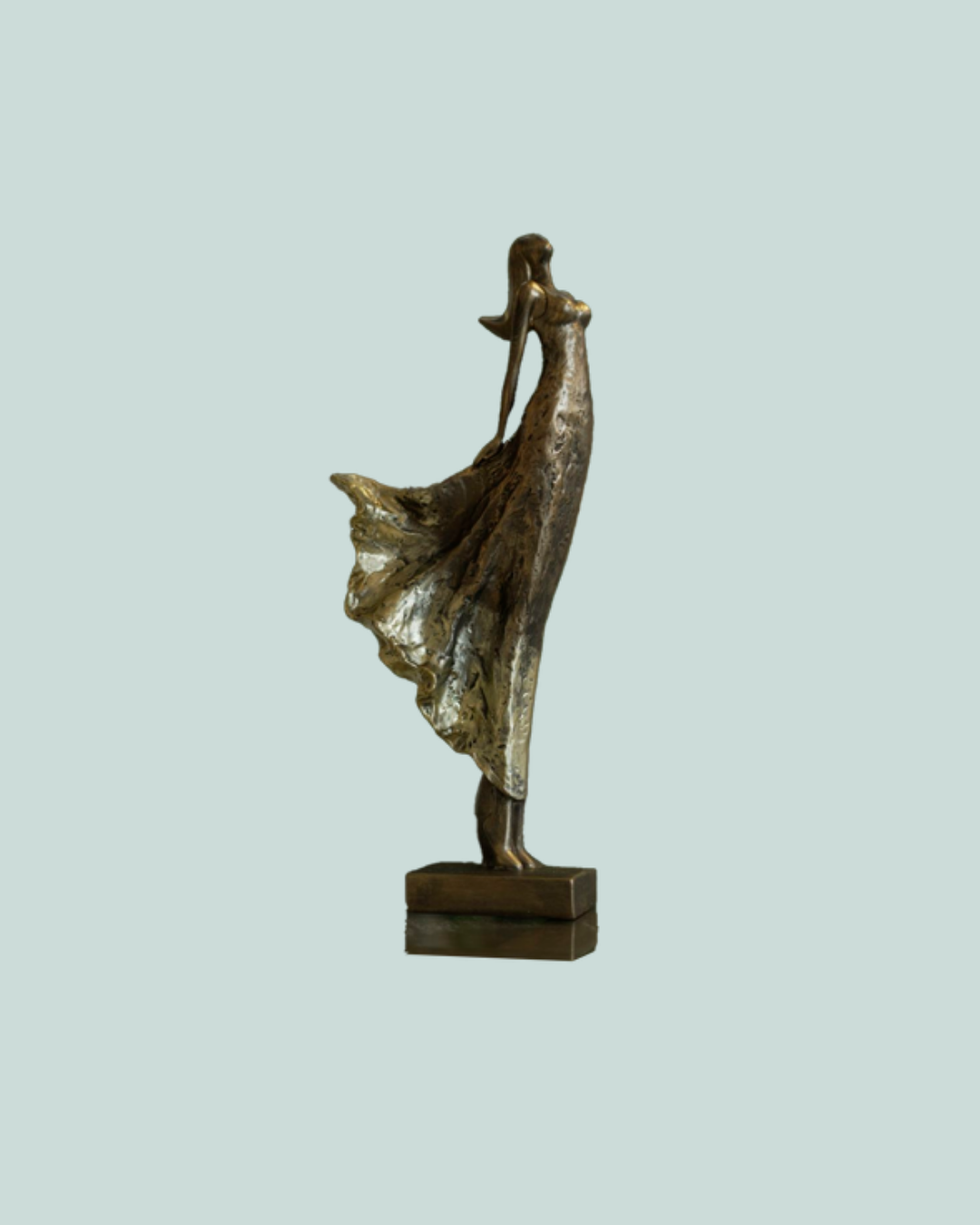 Figura de Mujer con Rostro Hacia Arriba Color Bronce Antiguo Mideko