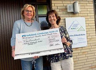 Marlies Ellhardt-Kohn vor Bildungshaus Seevetal mit Krebskranke Kinder Seevetal e.V.