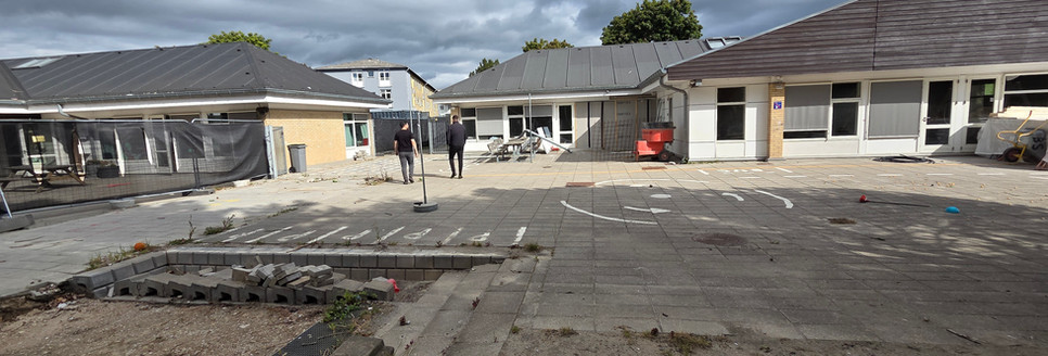 Projektering, myndigheds- og udførelsesprojekt udført af Damhus Rådgivende Ingeniører for Ballerup Kommune – nye skure og affaldsområder ved institutionen Kornblomsten, inkl. konstruktion og kloakprojekt.