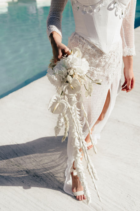 Bouquet retombant artistique design floral provence drôme Ardèche vaucluse couvent notre dame des prés reillanne fleuriste mariage