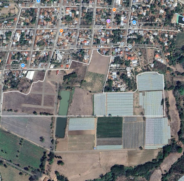 Satellite map view showing the urban integration and perimeter of the large flat land for sale in San Miguel Chicaj, Baja Verapaz, close to the town center.