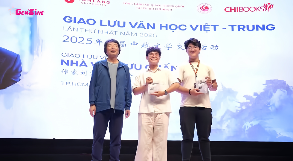 Nhà văn kí tặng sách cho các bạn sinh viên (Ảnh: Genzine)