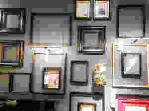 PARA CREAR UNA PARED DE IMPACTO PINTALA EN UN COLOR OBSCURO COMO AZUL MARINO O NEGRO.