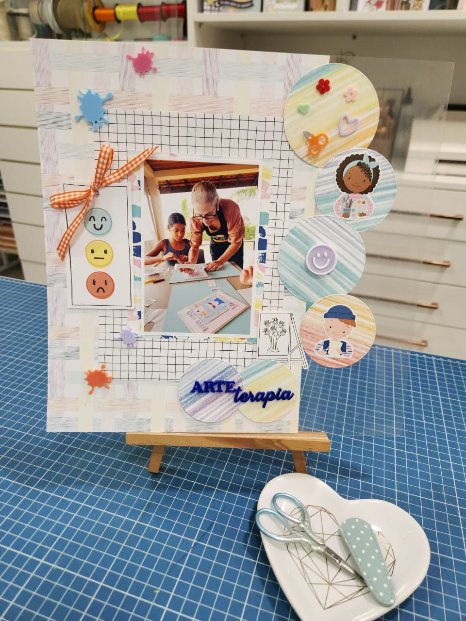 Colar os eventos recortados e os apliques acrílicos conforme foto! Com um pedaço de fita de 0,5 cm de largura fazer um laço na tag.