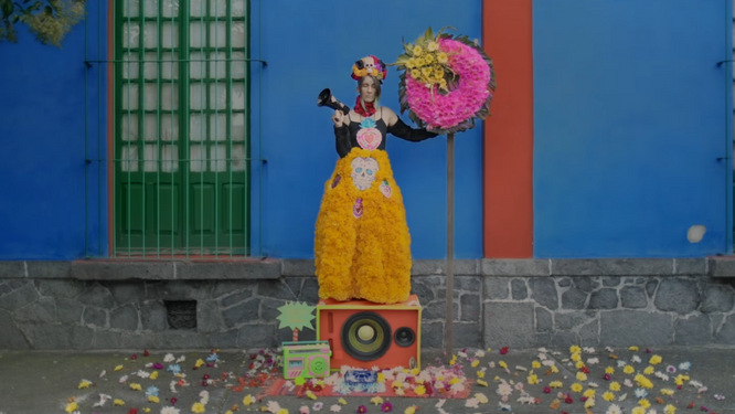 Aterciopelados canta Juan Gabriel em um video lindo