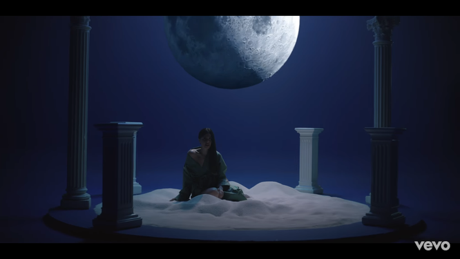 Javiera Mena chega com obra de arte espacial em video de "Dentro De Ti"