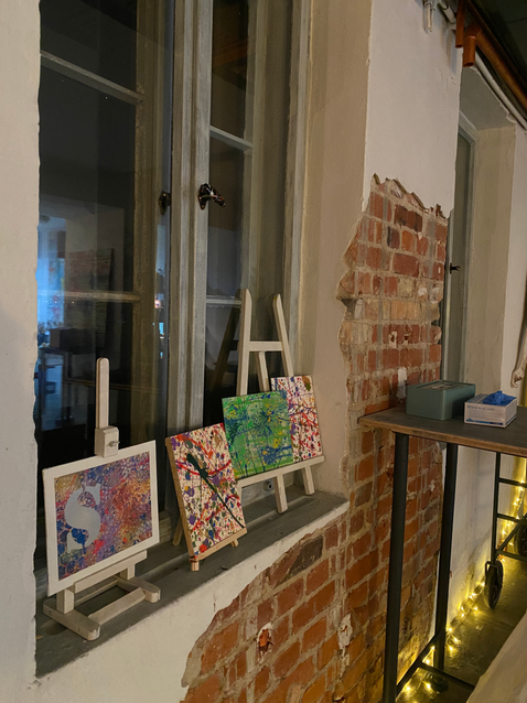 fenster mit kleinen bildern farbatelier stadtknd.jpg