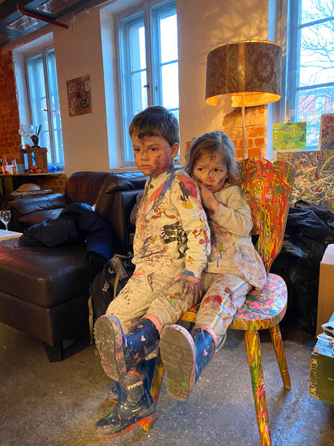 kleinkinder action painting farbatelier stadtknd.JPG