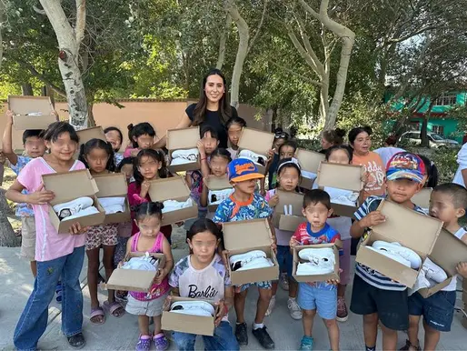 Joven Coahuilense entrega más de 30 mil pares de zapatos a alumnos en zonas rurales de Coahuila.