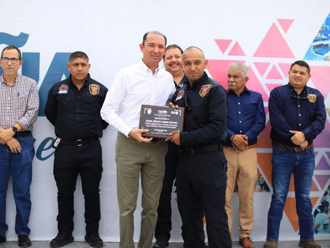 Emilio De Hoyos celebró el Día de los Bomberos honrando su dedicación con la entrega de apagadoras.