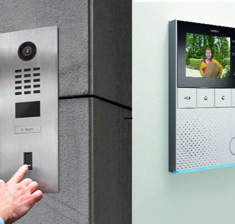 ekey_fingerprint_mit_doorbird_sprechanlage_mit_logo1_edited.jpg