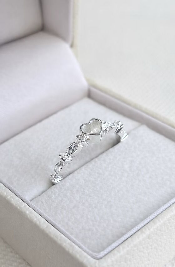 Thumbnail: Elluin - Heart Marquise Ring 