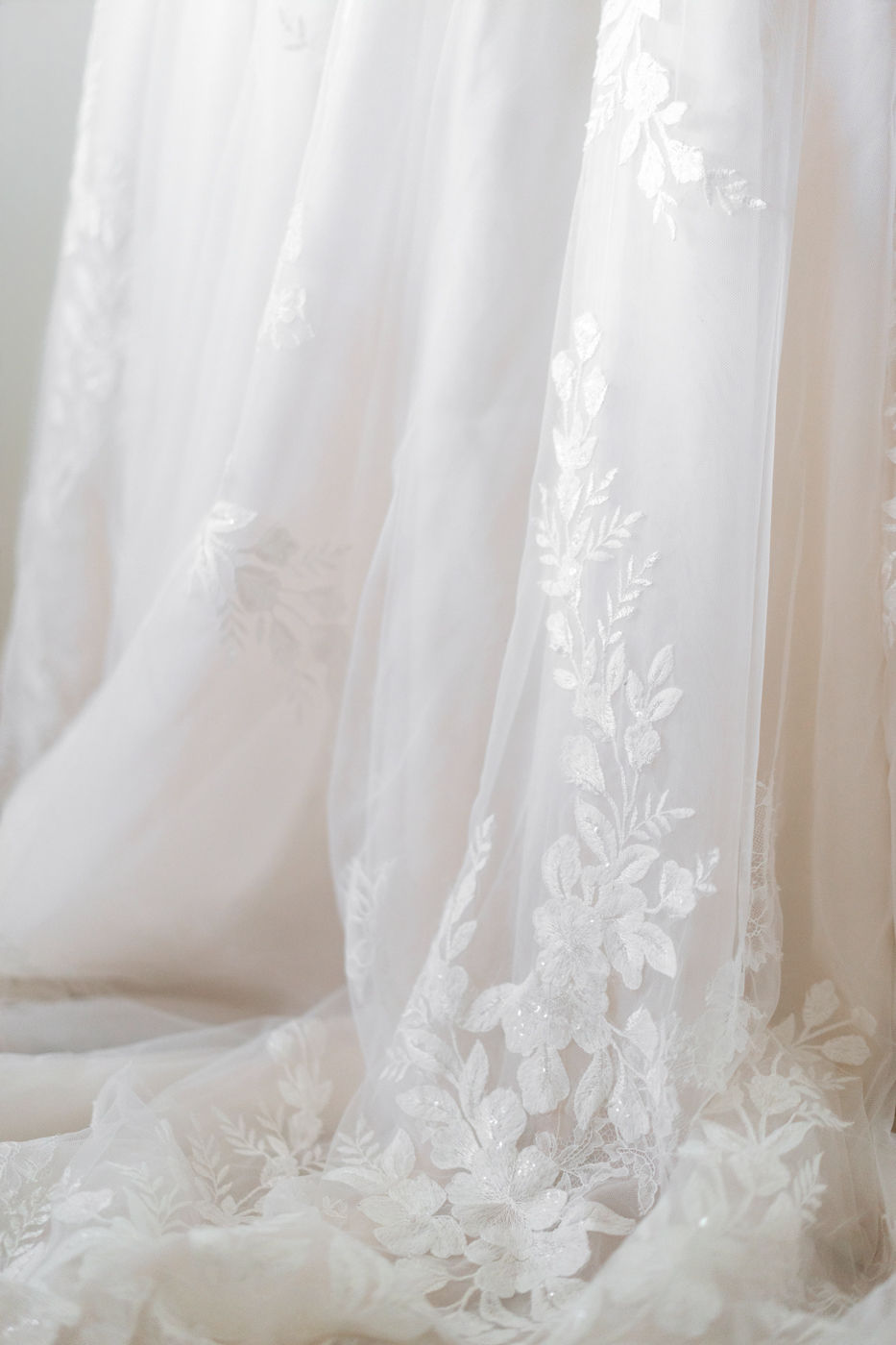 Thumbnail: Pronovias Brautkleid, A-Linie, trägerlos, florale Spitze, Tüllrock mit Schleppe lace details