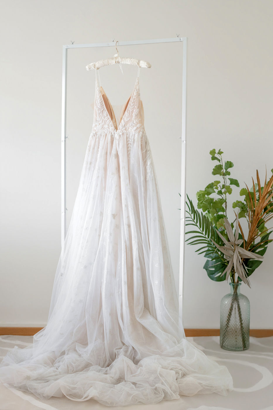 Thumbnail: Tüll Brautkleid mit Spitze und Glitzer in Ivory mit tiefem Ausschnitt back full