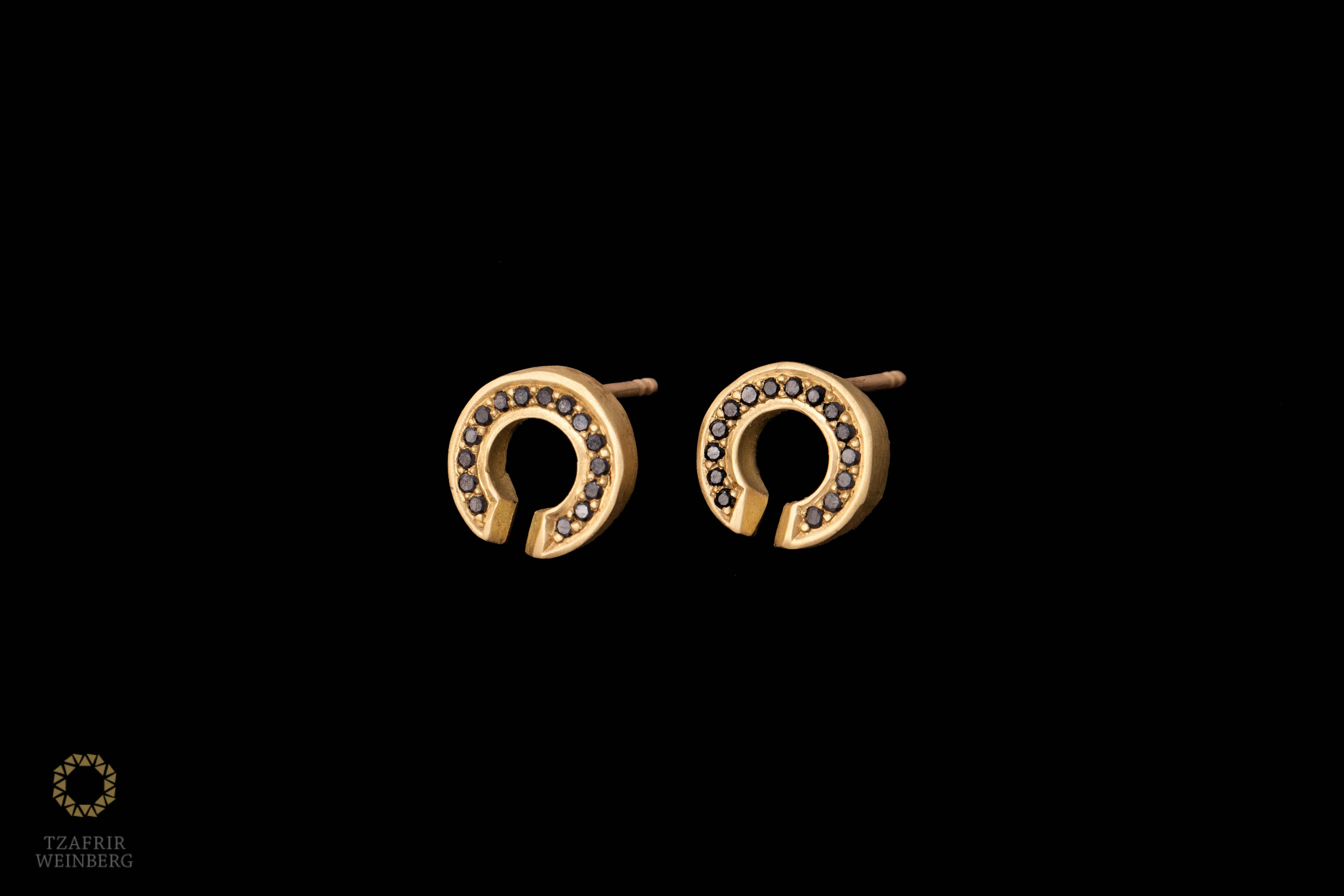 18K Gold earrings with black / green diamonds