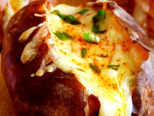 דוכן תפוח אדמה אפוי מהמדורה 