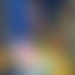 Imagen de persona llena de productos de limpieza para mostrar LO QUE NO DEBES HACER CON TUS PORCELANATOS