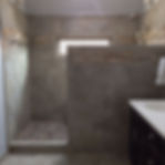 Vista de muros en baño sofisticado con Porcelanato 30x60 cm tipo mármol vetas naturales Alanya Anais Antracita